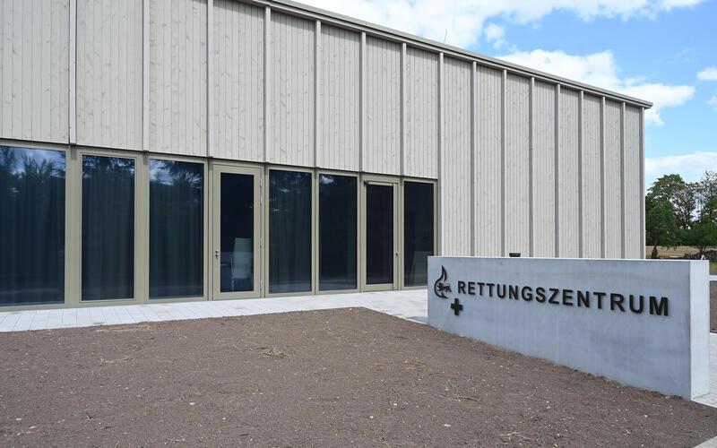 Zwischen symbolischem Spatenstich und offizieller Einweihung des neuen Rettungszentrums in Altingen sind rund 21 Monate ins Land gegangen. GB-Foto: Holom