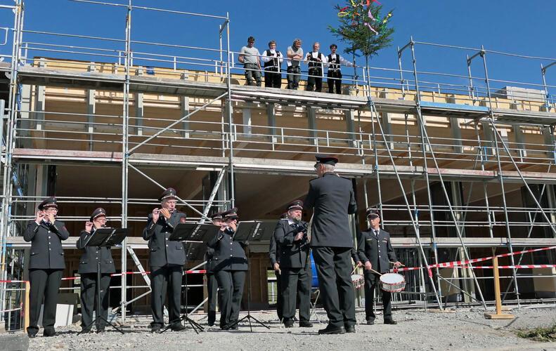 Zwischen symbolischem Spatenstich und offizieller Einweihung des neuen Rettungszentrums in Altingen sind rund 21 Monate ins Land gegangen. GB-Foto: Holom