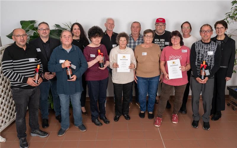 Zwischen zehn und 40 Jahre im Einsatz sind die Zustellerinnen und Zusteller, die beim „Gäubote“-Treffen im „Haslacher Hof“ für ihr Engagement geehrt wurden. Von links: Erdal Utku, Mathias Kittel (Vertriebsleiter), Rudi Jung, Patrizia Frank, Ulrike Schray, Thomas Baurycza, Helene Rebmann, Gerd Hanselmann, Isabella Schmid, Jürgen Schray, Heike Heinrich, Nadine Chifu (Einsatzdisponentin), Ralf Milich und Personalleiterin Rosemarie Stary. Nicht alle 26 Jubilare konnten an dem Ehrungsabend teilnehmen.GB-Foto: Vecsey