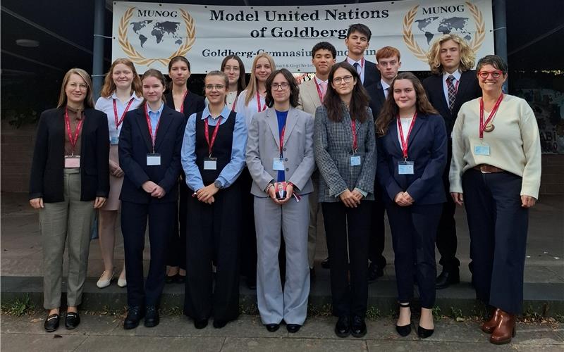 Zwölf Vertreter des Andreae-Gymnasiums waren an der Goldberg-Schule.GB-Foto: gb
