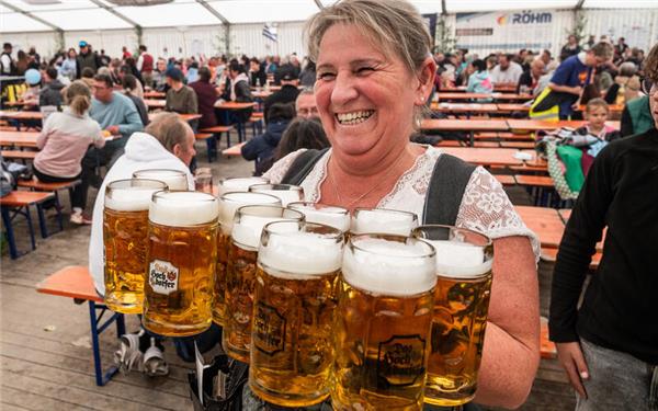 Zwölf auf einen Sreich und alles im Griff (gesehen bei den Herrenberger Musiktagen) GB-Foto: Schmidt