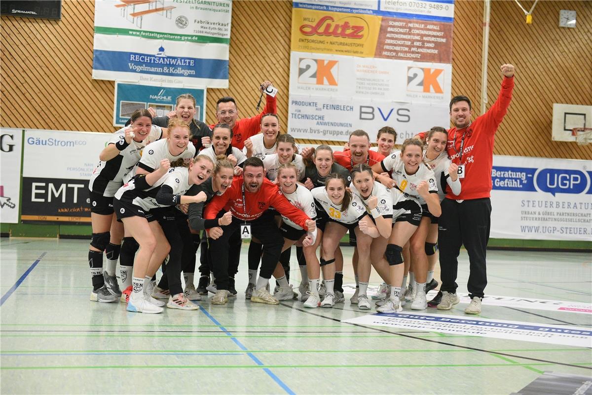 die TGN gewinnt das Derby in Herrenberg mit 26:25 und bejubelt den Auswaertssieg...