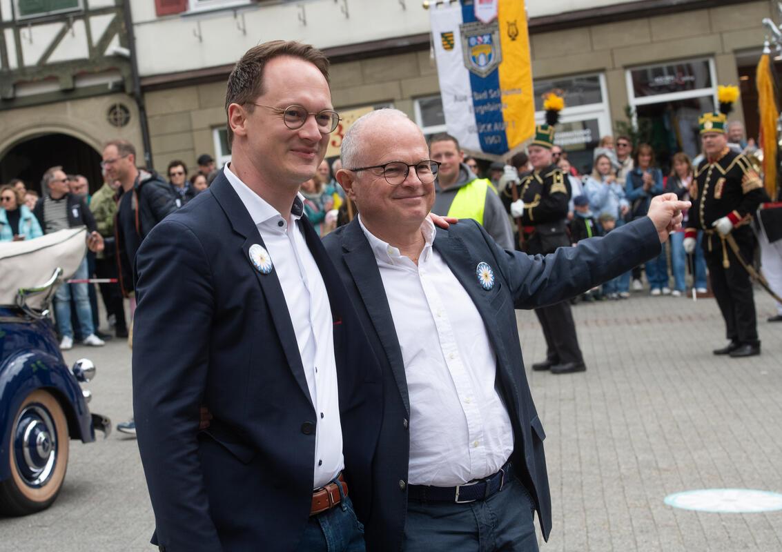 die beiden Bürgermeister Reith mit seinem franz. Kollegen - Festumzug Musiktage ...