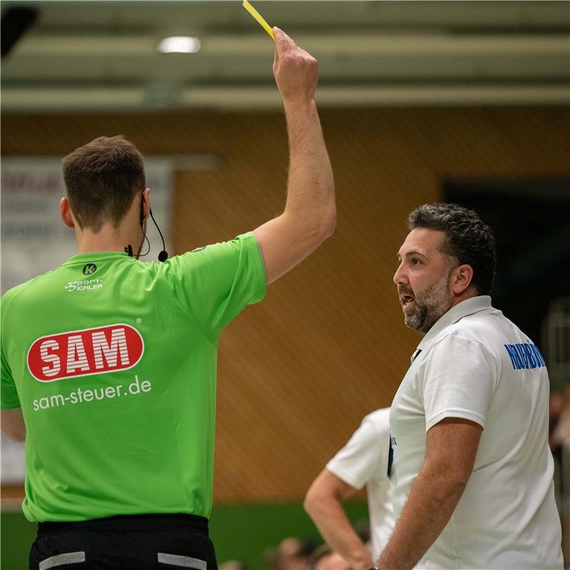 emotionen, gelbe Karte fuer Erkan Oez (Trainer HC Neuenbuerg), SG H2Ku Herrenber...