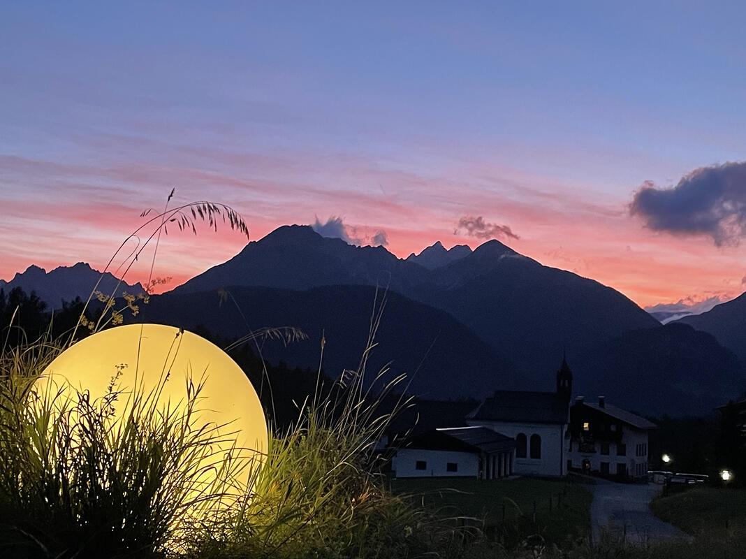(erschienen 06.10.26) Ein wunderschöner Tag versinkt im Abendrot, ganz sacht.  V...