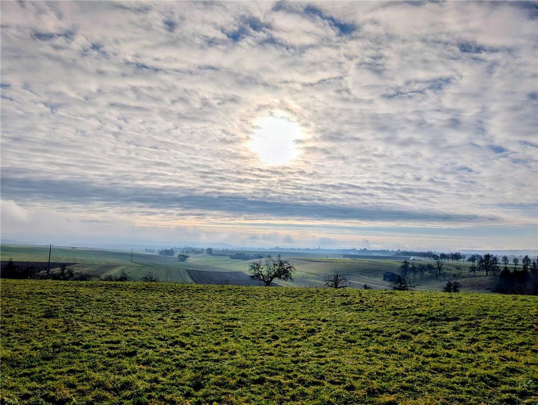 erschienen Sonne bricht durch Wolkenloch überm Gäu.  Von Uli Hafner aus Deckenpf...