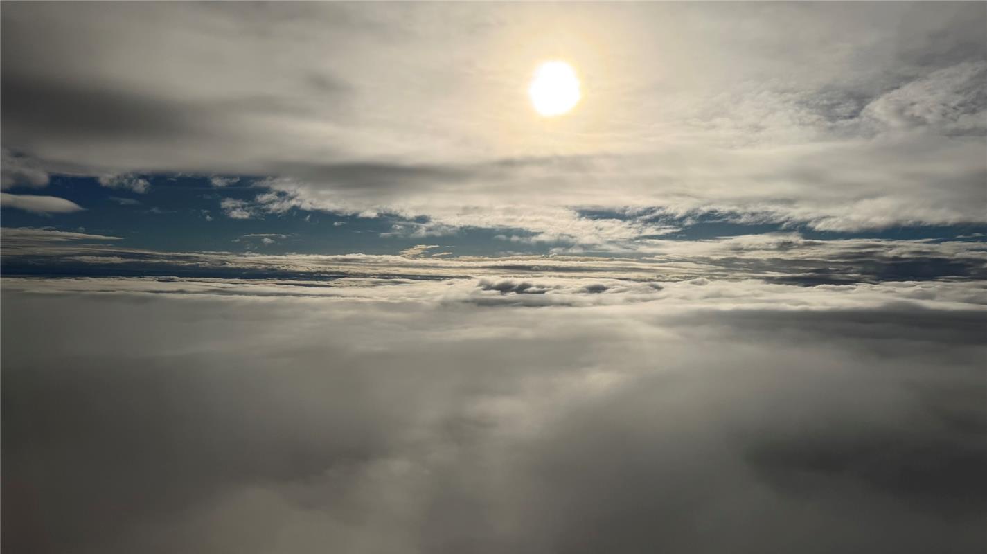 erschienen Über den Wolken … tatsächlich … die Sonne.  Von Kurt Supper aus Herre...