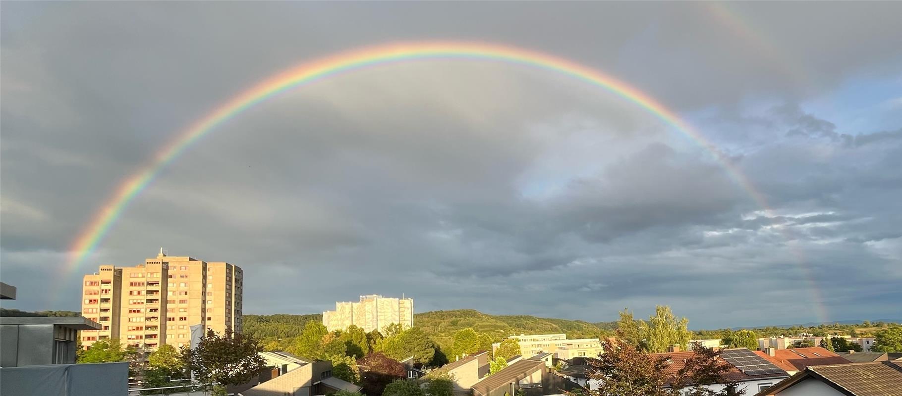 (erschienen) für Insta verwendet. Ein wunderschöner, kompletter Regenbogen in Ri...