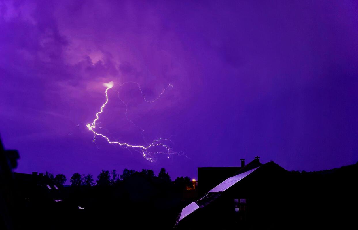 (für Insta verwendet) Am Dienstagabend erhellten zahlreiche Blitze den Himmel in...