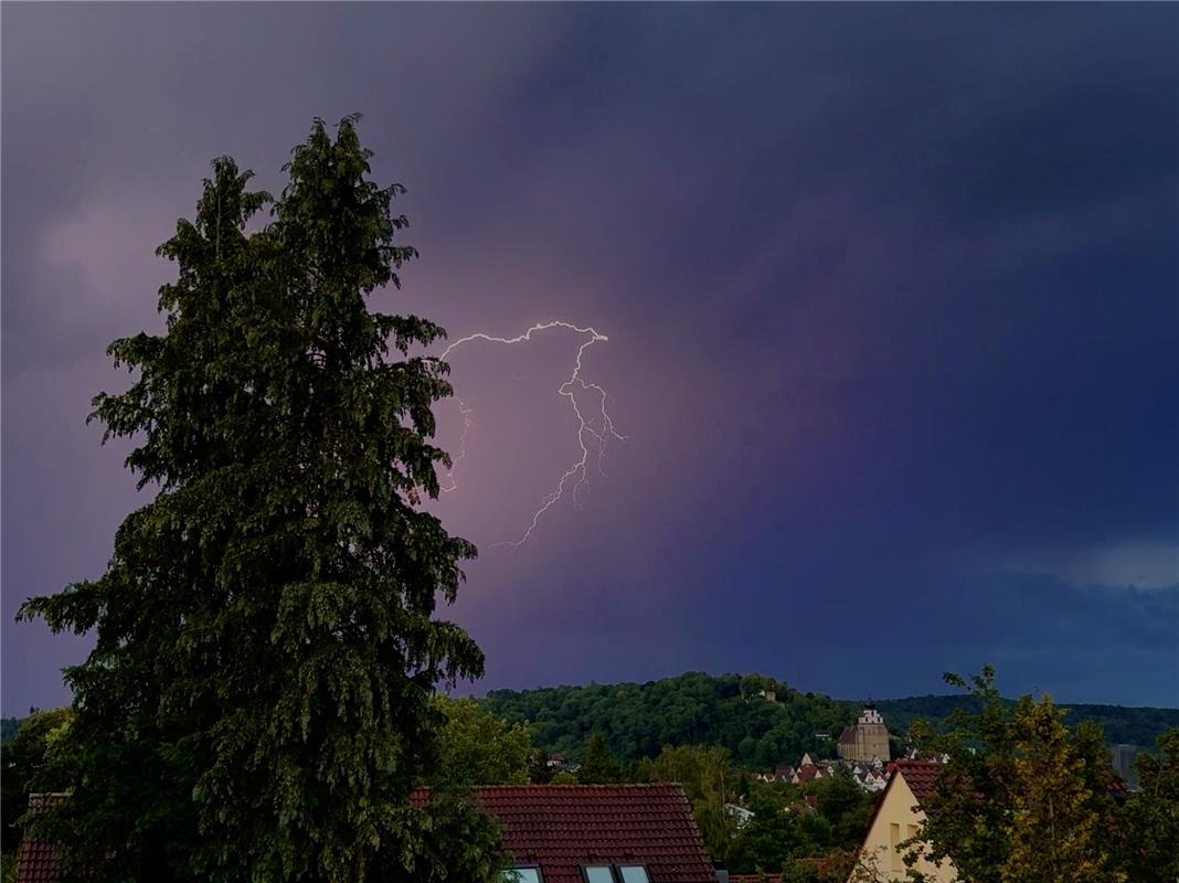 für Insta verwendet, Ein leuchtender Blitz über Herrenberg am Montagabend.  Von ...