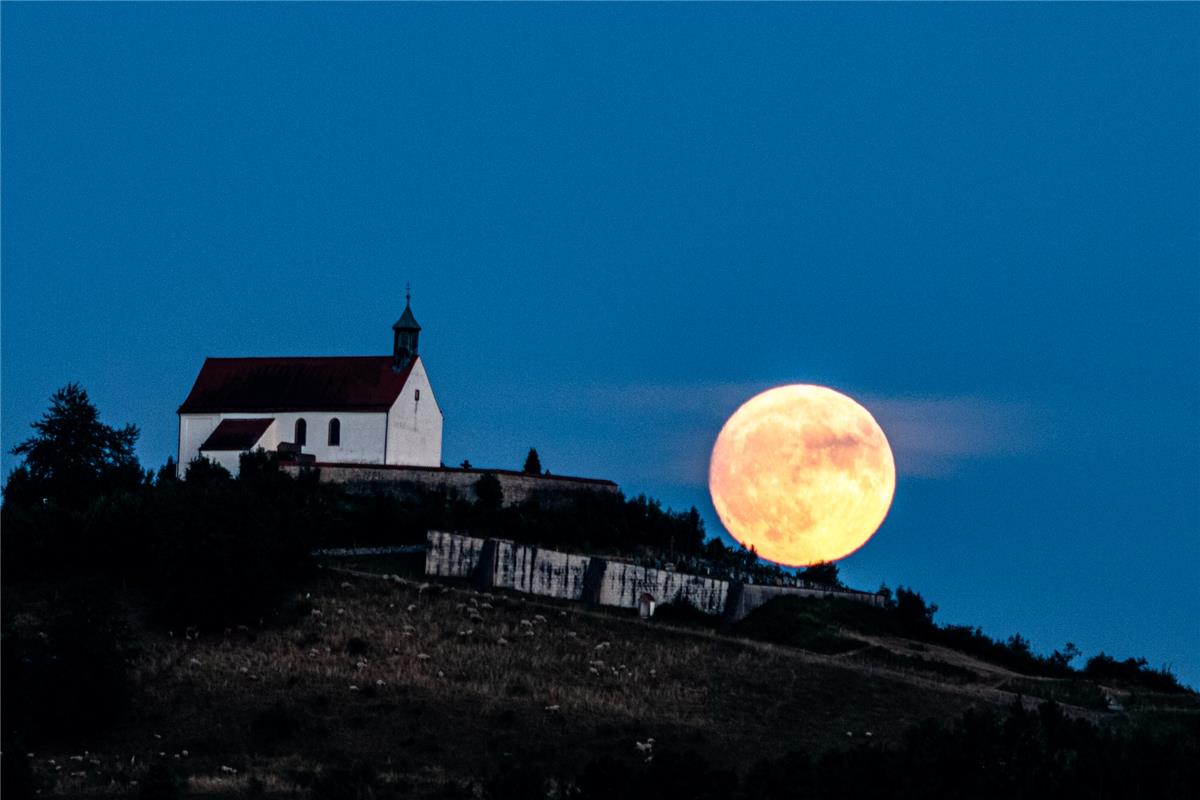 (für Insta verwendet) Erschienen am 23.7. Es scheint, als rolle der Vollmond den...