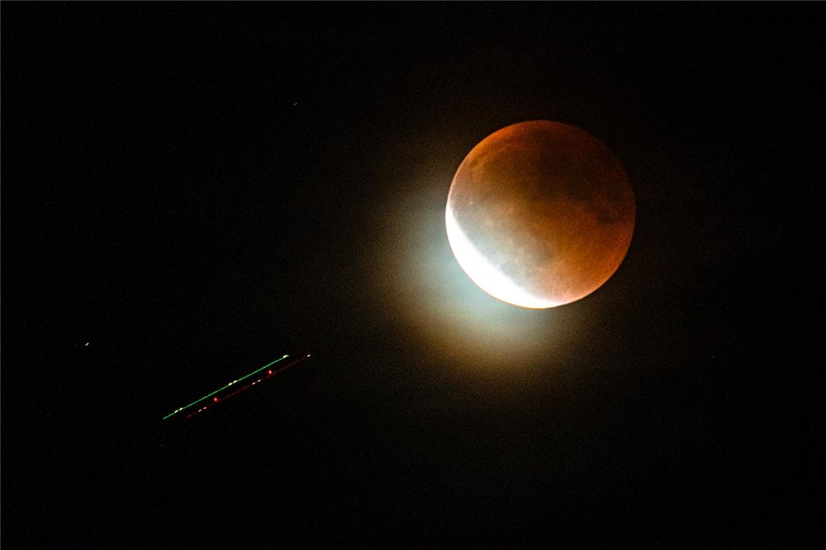 (für Insta verwendet) Flug zum Blutmond.  Von Ingrid Andor aus Gäufelden.