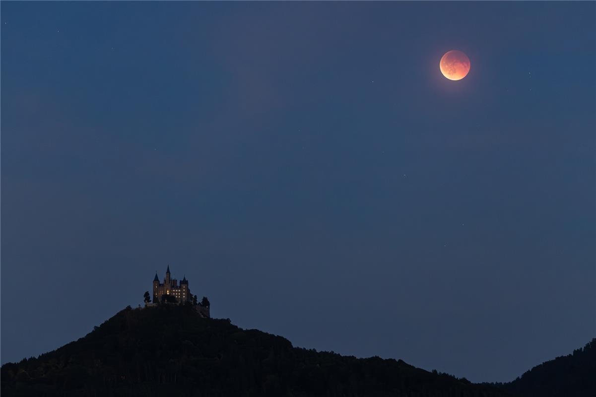 (für Insta verwendet) Ich wollte den total verfinsterten Mond im Aufgang über/hi...
