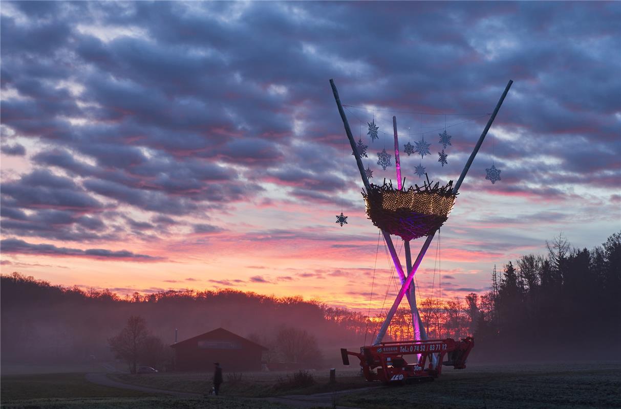 für Insta verwendet. Morgenerwachen am weihnachtlich geschmückten Vogelnest.  Vo...