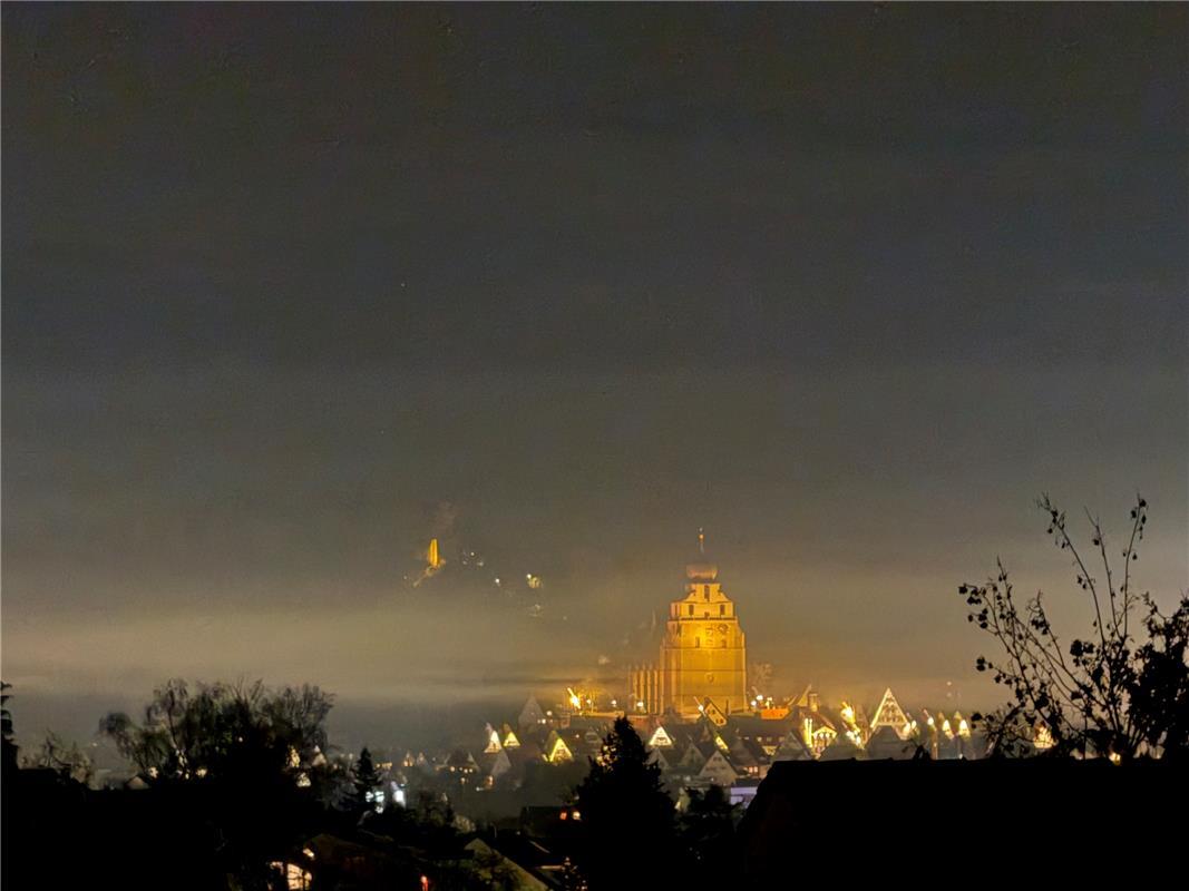 für Insta verwendet. Über der festlich erleuchteten Herrenberger Altstadt schweb...