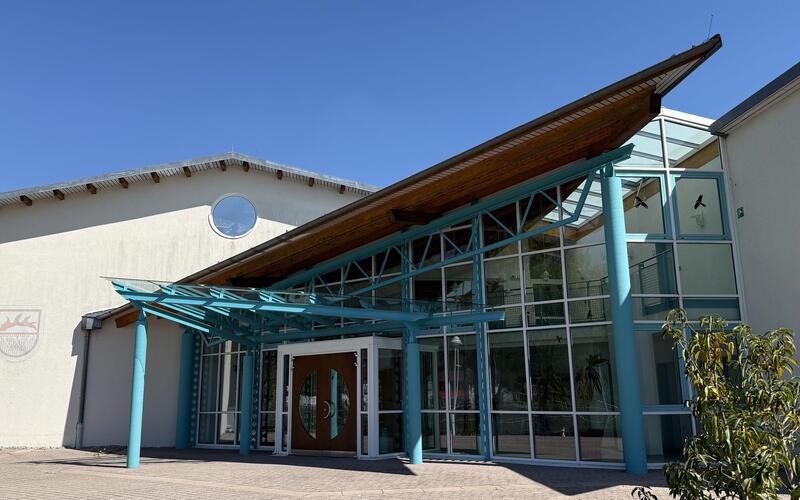m Zuge einer energetischen Sanierung wird die Gültlinger Mehrzweckhalle mit Wärmepumpen ausgestattet – für die eine Photovoltaik-Anlage den nötigen Strom liefern soll. GB-Foto: Priestersbach