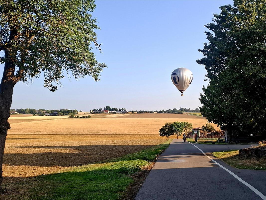 (verwendet 6.8.26) Am Sonntagmorgen weithin sichtbar, ein Heißluftballon überm G...