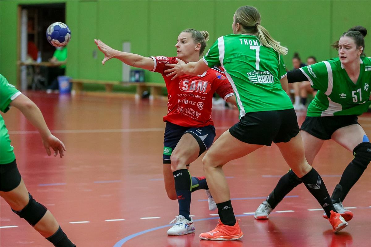 v.li.: Annika Blanke (SG H2Ku Herrenberg, 5), Lena Thomas (SV Werder Bremen, 7) ...