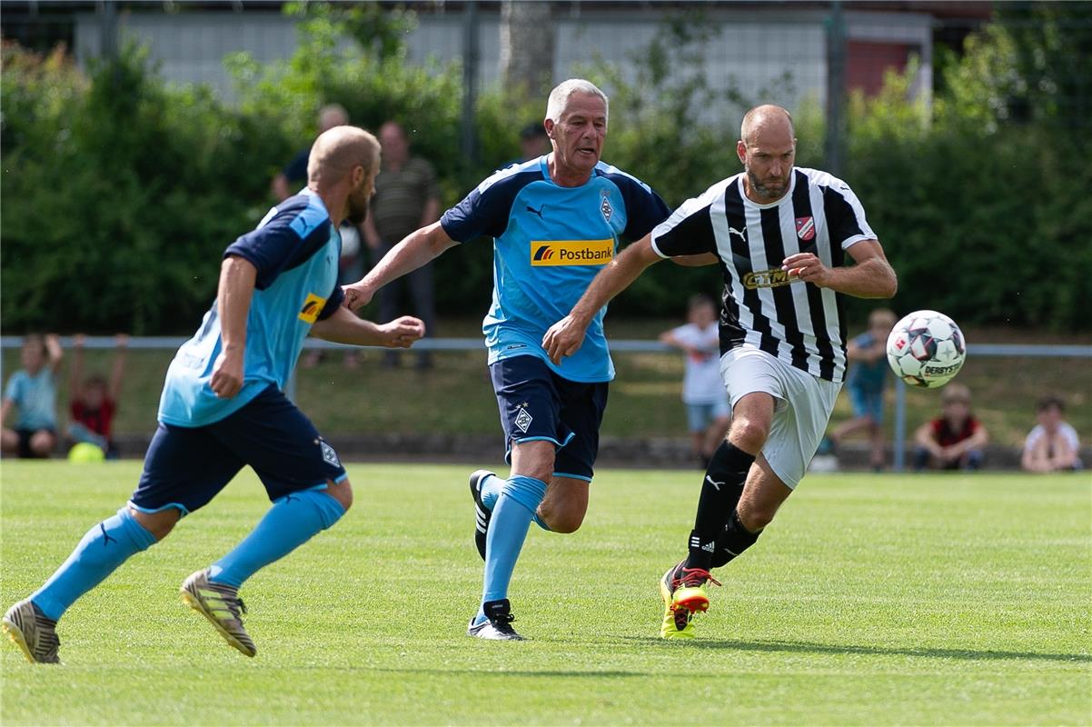 v.li. Hans-Joerg Criens (Borussia Moenchengladbach Traditionself #11), Marcel Be...