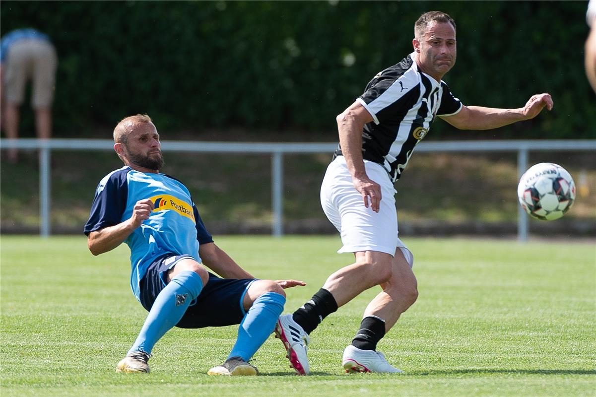 v.li. Orhan Oezkaya (Borussia Moenchengladbach Traditionself #04), Dennis Kohl (...